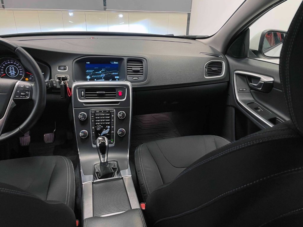 VOLVO V60 2.0 D2 MOMENTUM - 55