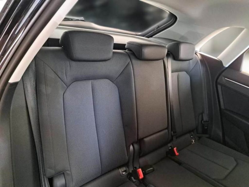 AUDI Q3 35 TDI S tronic Business - 8
