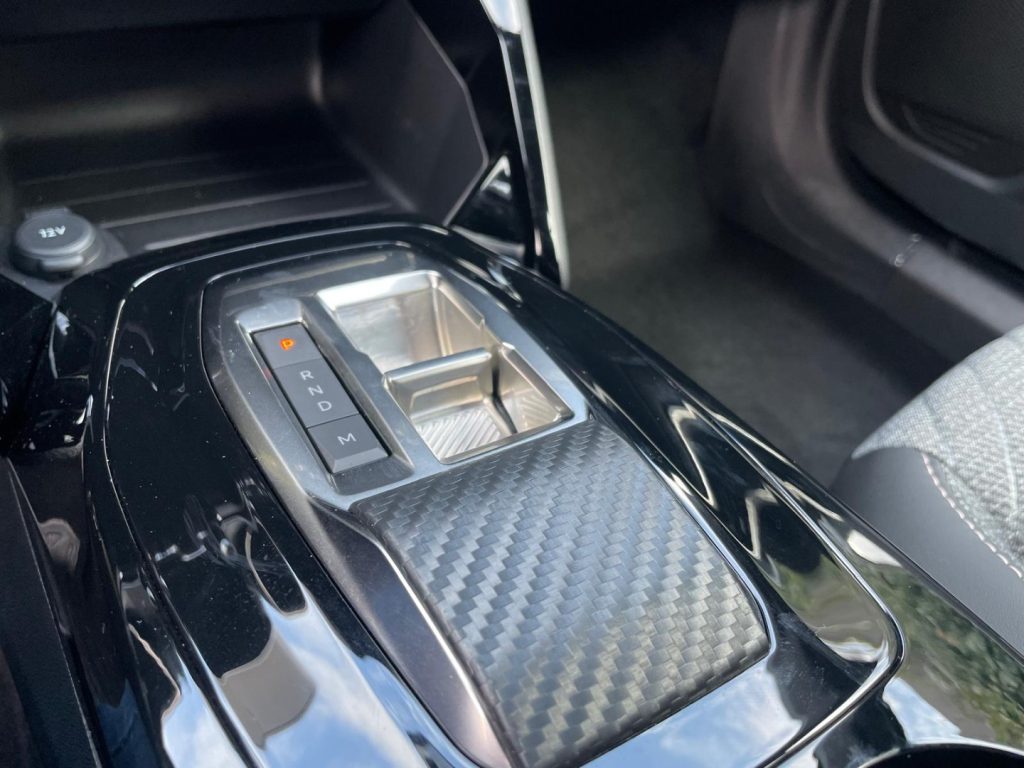 PEUGEOT 2008 PureTech 130 S&S EAT8 Allure - 17