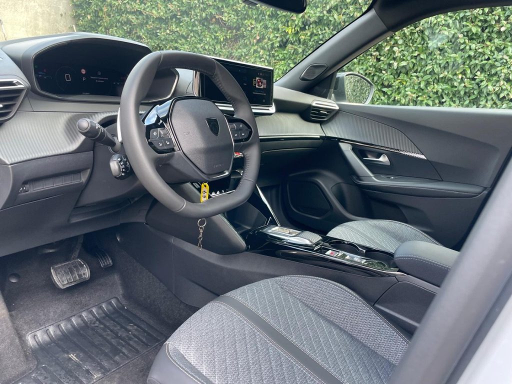 PEUGEOT 2008 PureTech 130 S&S EAT8 Allure - 23