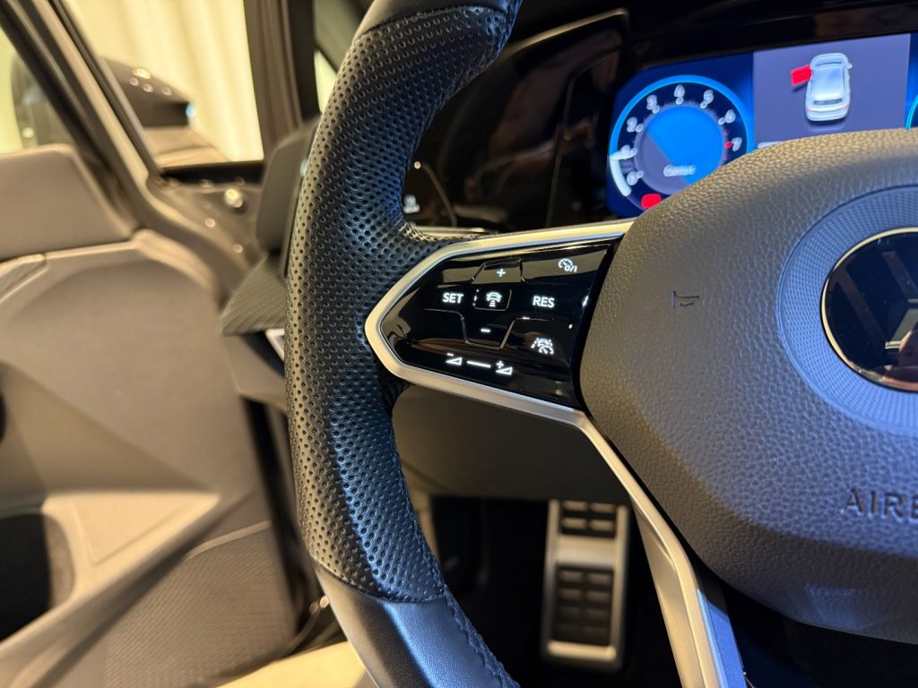 VOLKSWAGEN Golf 1.5 TSI R-Line Matrix Navi ACC Pano DAB+ - 11