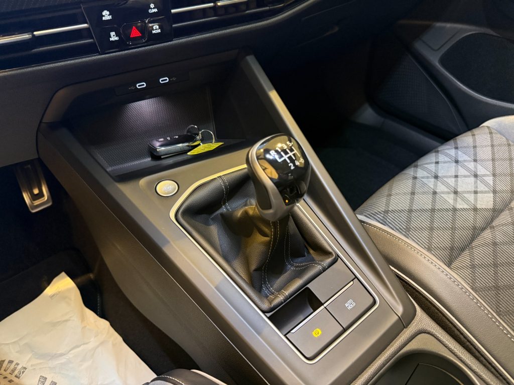 VOLKSWAGEN Golf 1.5 TSI R-Line Matrix Navi ACC Pano DAB+ - 16