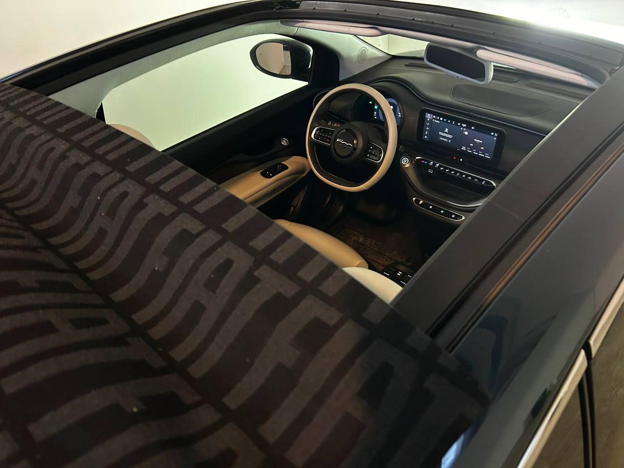 FIAT 500e Cabrio 42 kWh La Prima 320 Km autonomia - 32