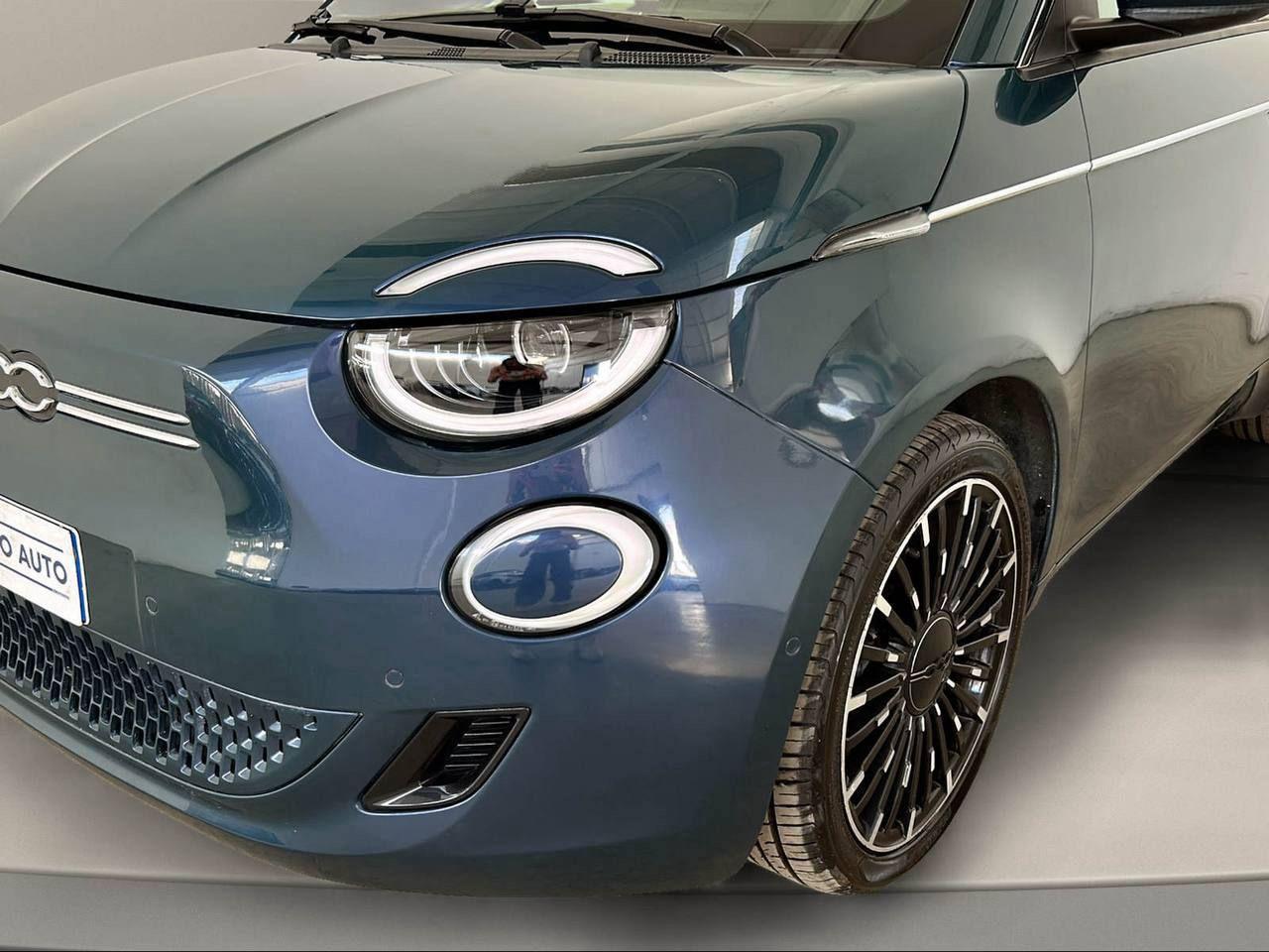 FIAT 500e Cabrio 42 kWh La Prima 320 Km autonomia - 36