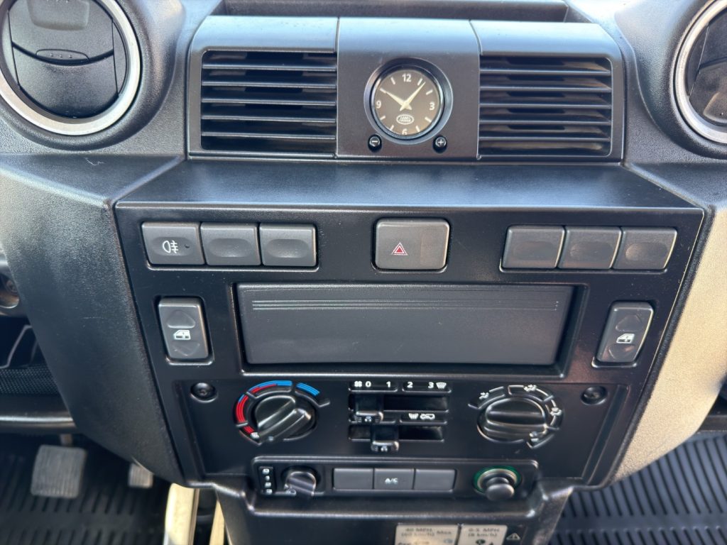 LAND ROVER Defender 2.2 TD4 110 PICK-UP - 13