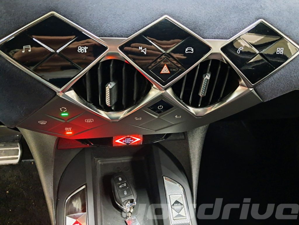 DS AUTOMOBILES DS 3 Crossback / BlueHDi 130 aut. Ines De La Fressange KM 98.200 - 14