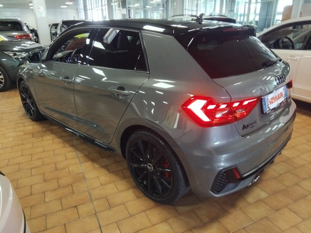 AUDI A1 SPORTBACK 40 TFSI S tr. Identity Black S line 18 - 5