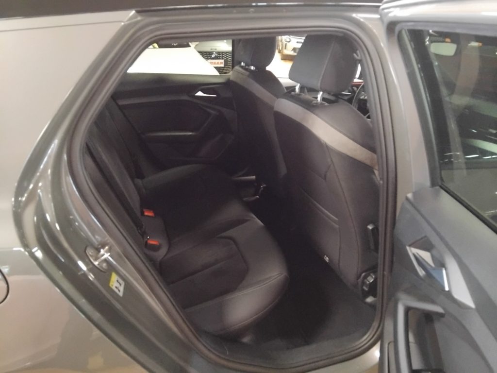 AUDI A1 SPORTBACK 40 TFSI S tr. Identity Black S line 18 - 11