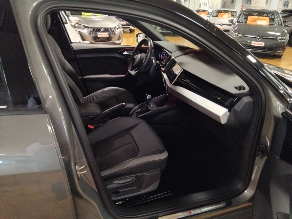 AUDI A1 SPORTBACK 40 TFSI S tr. Identity Black S line 18 - 13