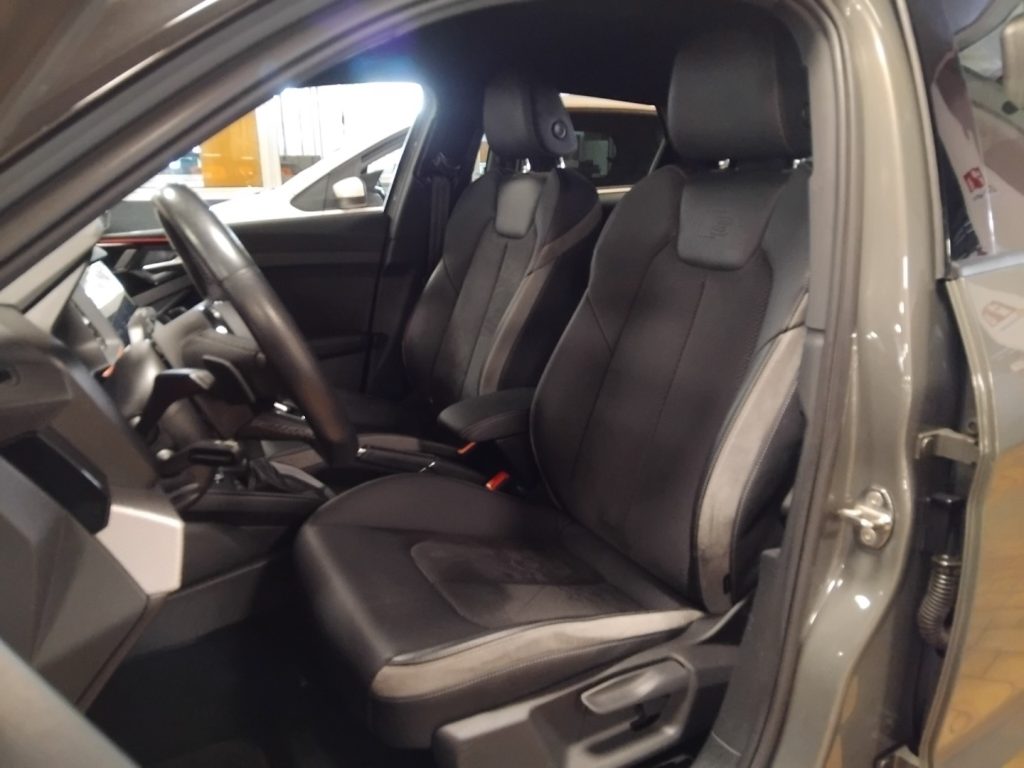 AUDI A1 SPORTBACK 40 TFSI S tr. Identity Black S line 18 - 17