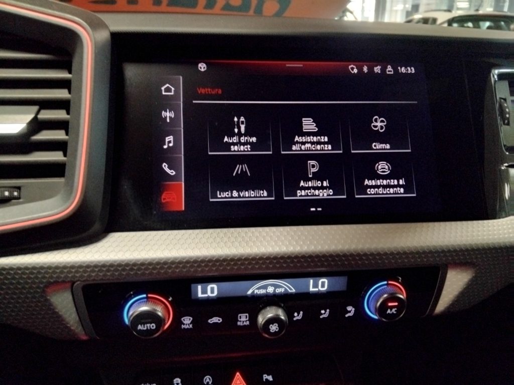 AUDI A1 SPORTBACK 40 TFSI S tr. Identity Black S line 18 - 19