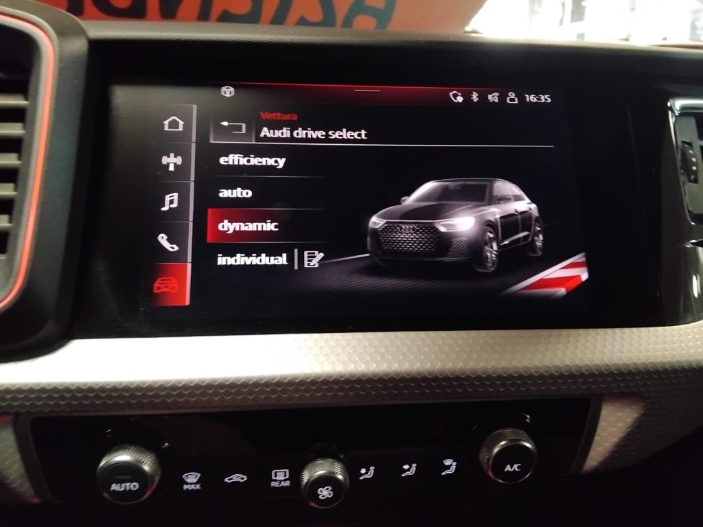 AUDI A1 SPORTBACK 40 TFSI S tr. Identity Black S line 18 - 28