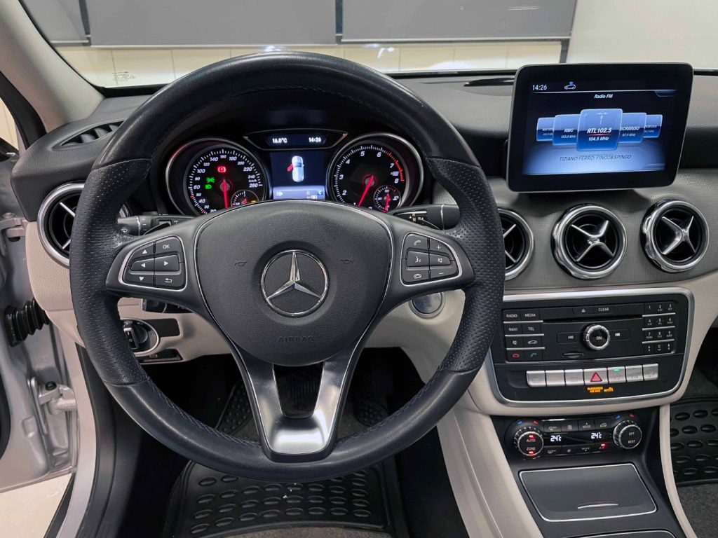 MERCEDES-BENZ GLA 220 PREMIUM 4MATIC AUTO - 22