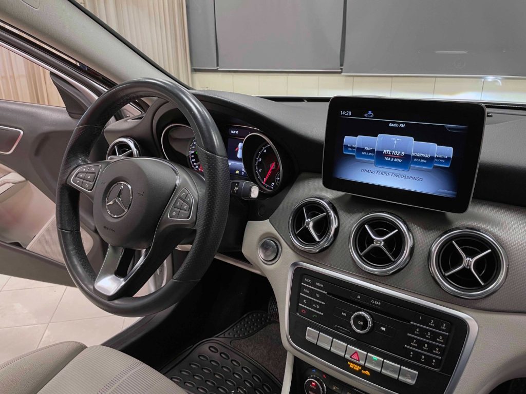 MERCEDES-BENZ GLA 220 PREMIUM 4MATIC AUTO - 51