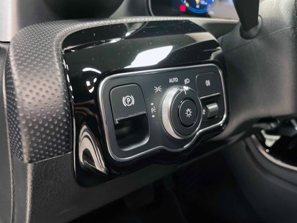 MERCEDES-BENZ A 180 D PREMIUM AUTO - 40