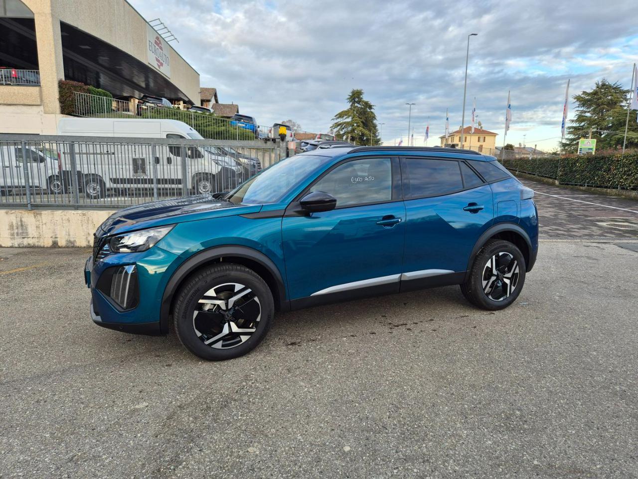 PEUGEOT 2008 Hybrid 145 e-DCS6 Allure - 3