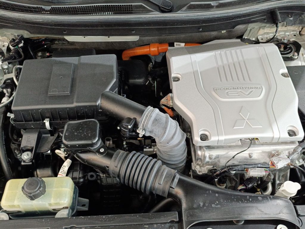 MITSUBISHI Eclipse Cross 2.4 MIVEC 4WD PHEV Instyle SDA Pack 0 - 18