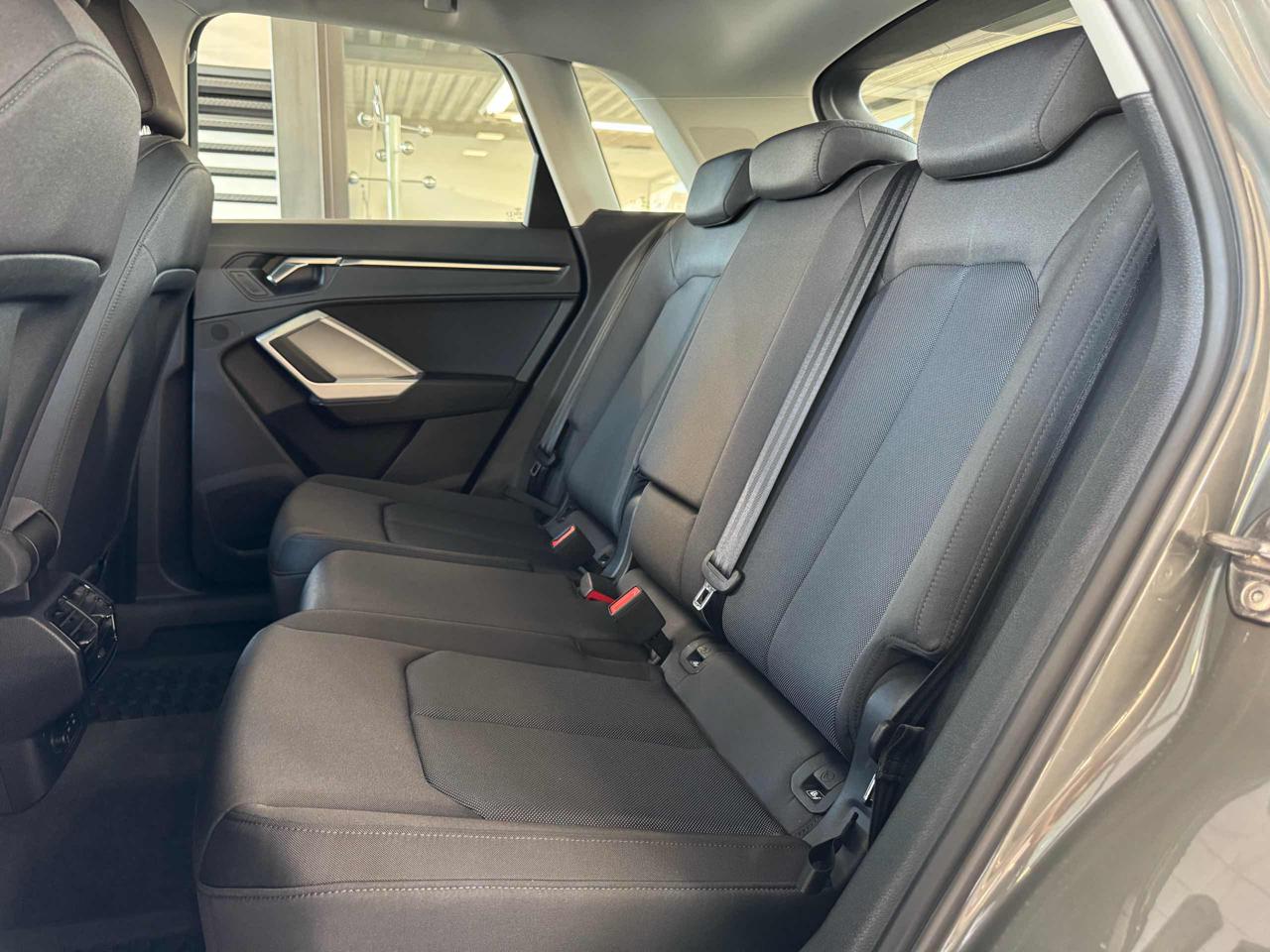 AUDI Q3 40 TDI quattro S tronic Business - 11