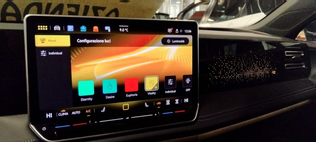 VOLKSWAGEN Tiguan 2.0 TDI 150 CV DSG R-Line - 42