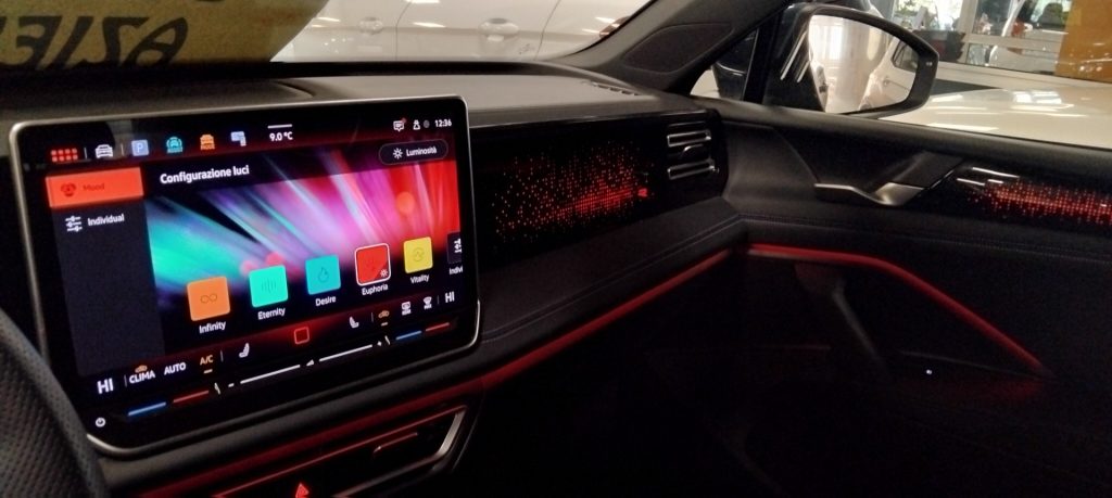 VOLKSWAGEN Tiguan 2.0 TDI 150 CV DSG R-Line - 43