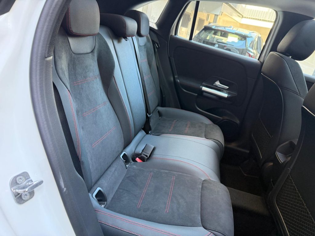 MERCEDES-BENZ GLA 180 Automatic AMG Line Premium - 35