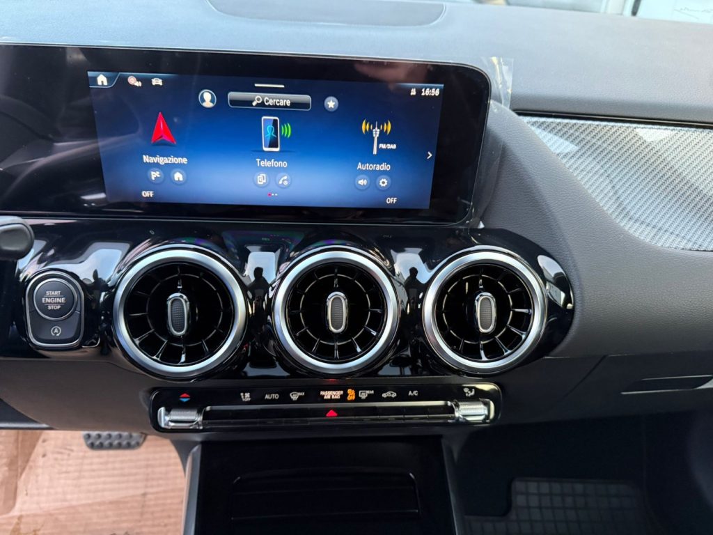 MERCEDES-BENZ GLA 180 Automatic AMG Line Premium - 17