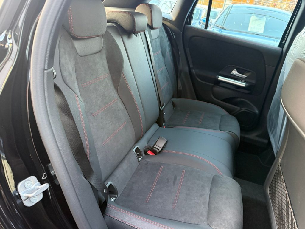 MERCEDES-BENZ GLA 180 Automatic AMG Line Premium - 32