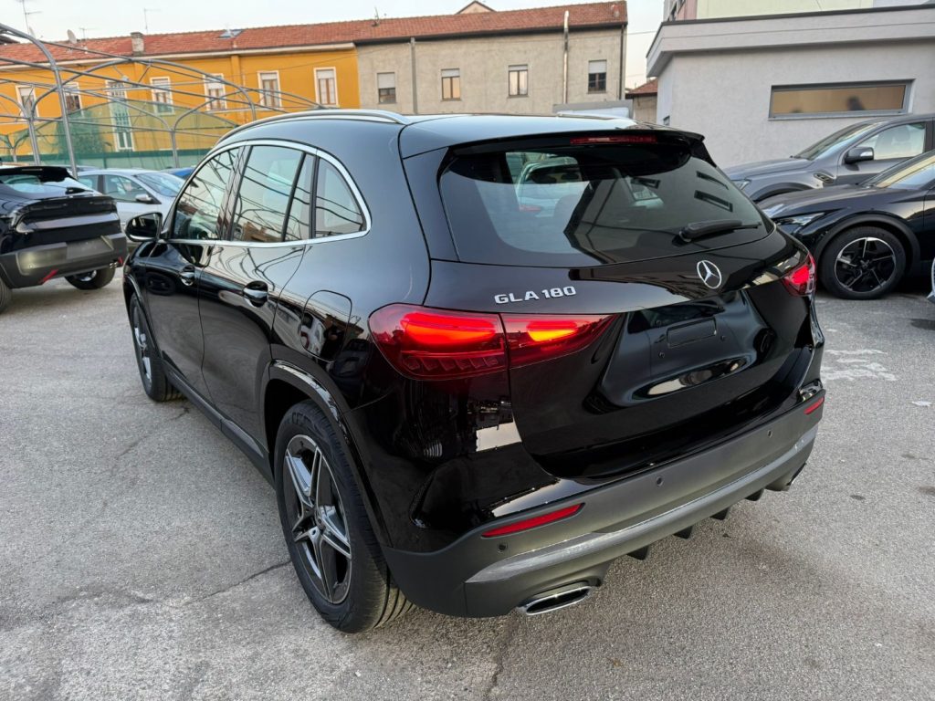 MERCEDES-BENZ GLA 180 Automatic AMG Line Premium - 3