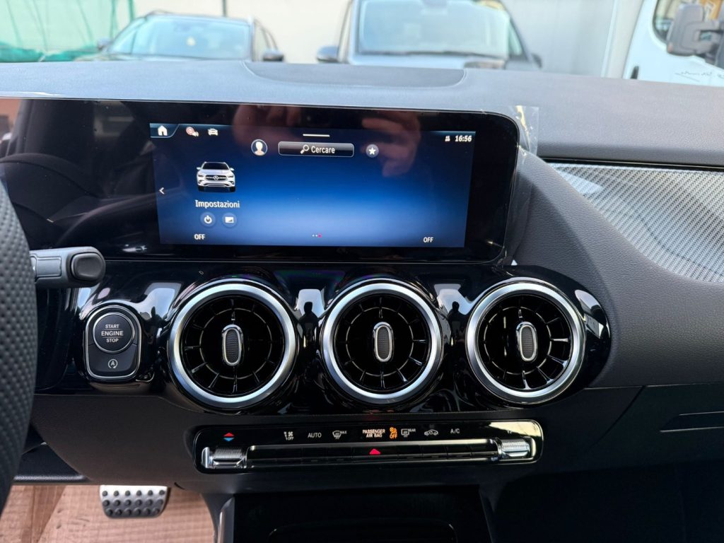 MERCEDES-BENZ GLA 180 Automatic AMG Line Premium - 19