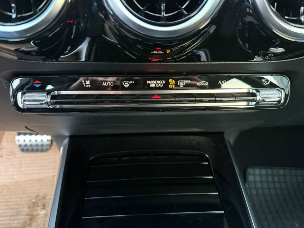 MERCEDES-BENZ GLA 180 Automatic AMG Line Premium - 22