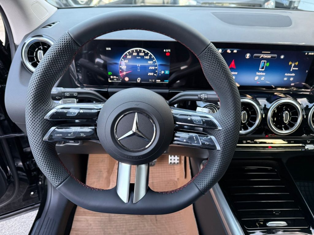 MERCEDES-BENZ GLA 180 Automatic AMG Line Premium - 15