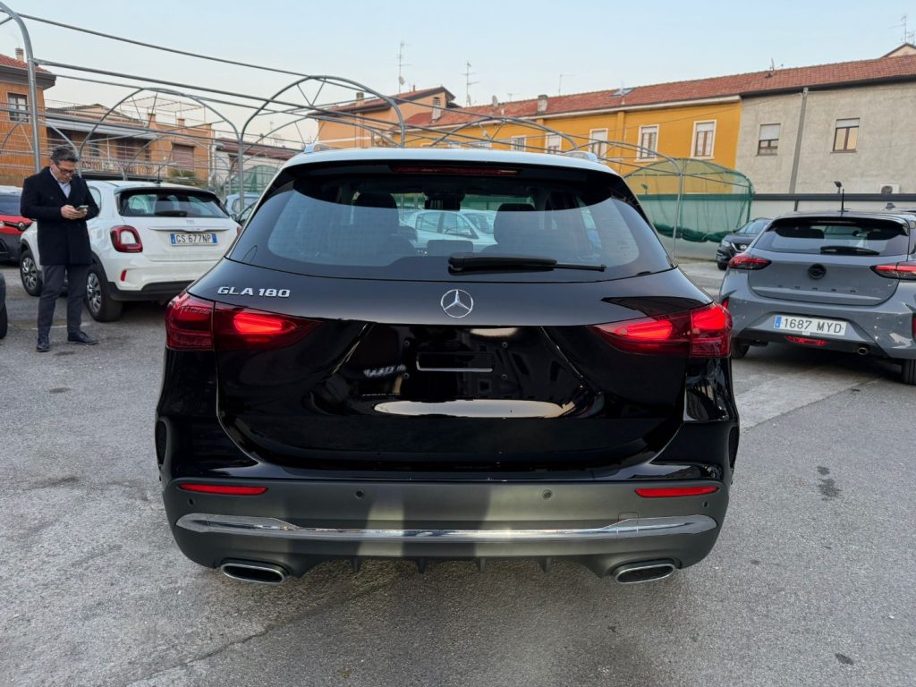 MERCEDES-BENZ GLA 180 Automatic AMG Line Premium - 4
