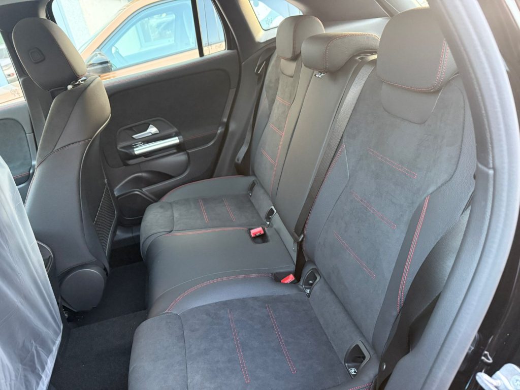 MERCEDES-BENZ GLA 180 Automatic AMG Line Premium - 31