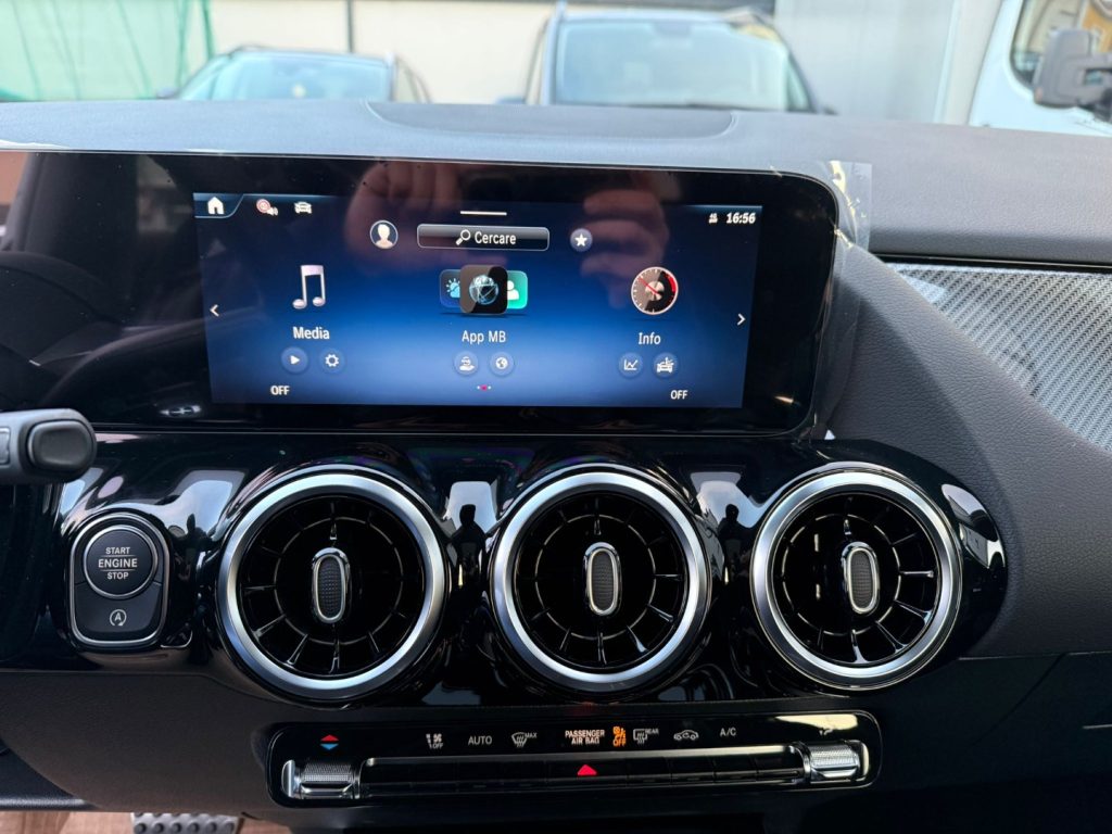 MERCEDES-BENZ GLA 180 Automatic AMG Line Premium - 18