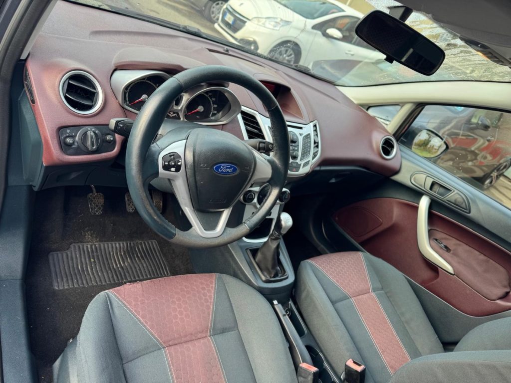 FORD Fiesta + 1.4 TDCi 68CV 5 porte - 9