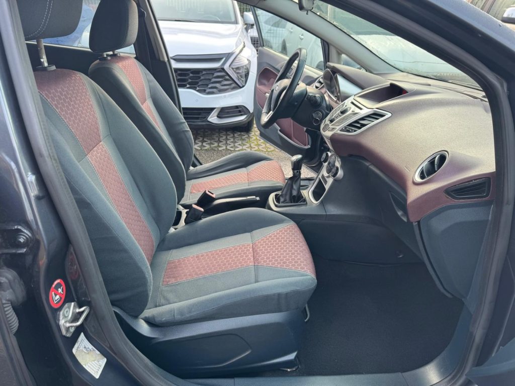 FORD Fiesta + 1.4 TDCi 68CV 5 porte - 10