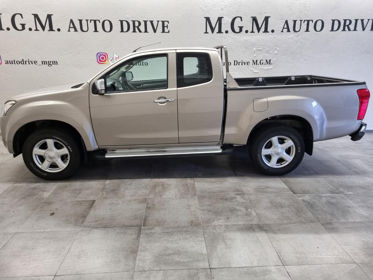 ISUZU D-Max 2.5 Space Cab Solar 4WD - 2