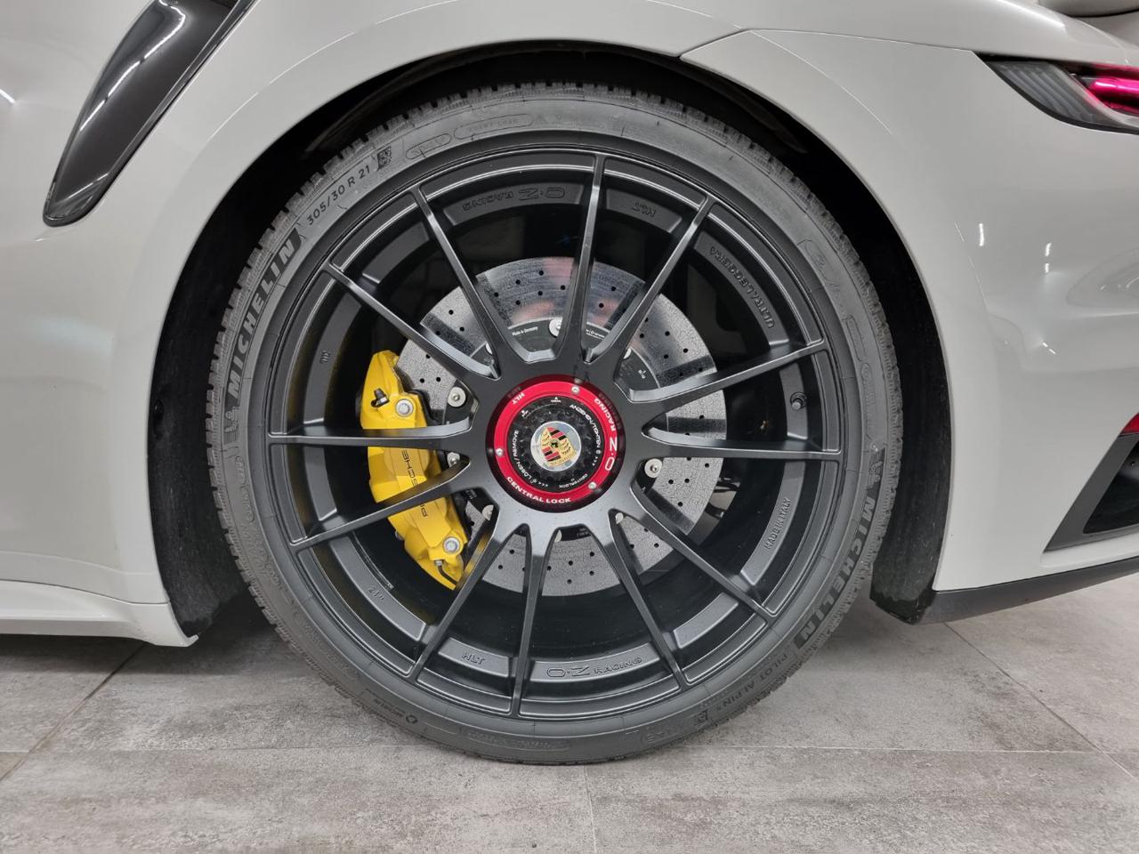 PORSCHE 911 Turbo S Cabriolet 650 cv - 38