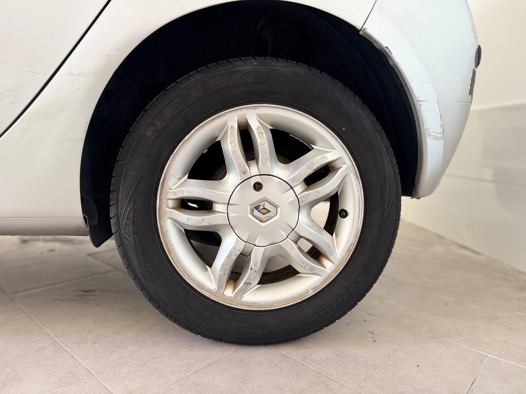 RENAULT Clio 1.2. 16V 5 porte Luxe - 4