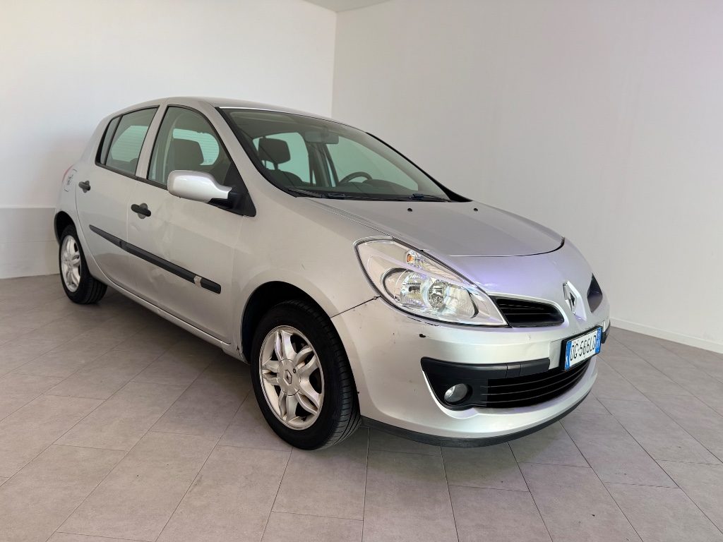 RENAULT Clio 1.2. 16V 5 porte Luxe - 2