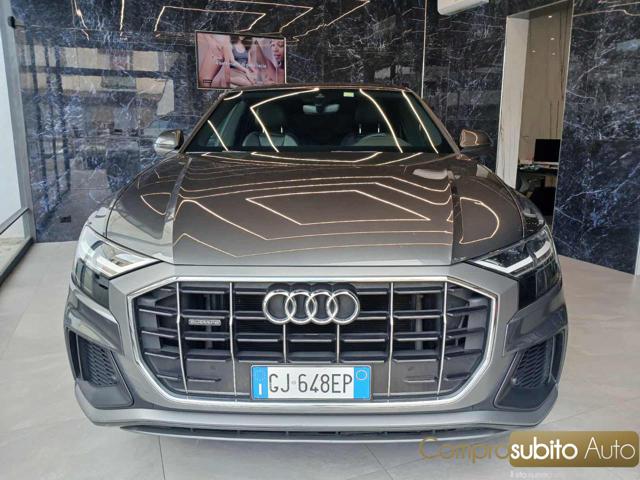 AUDI Q8 Grigio scuro pastello