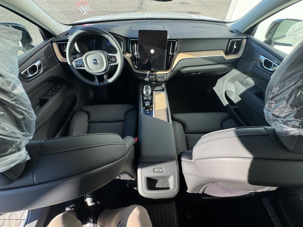 VOLVO XC60 T6 Plug-in hybrid AWD automatico Plus Dark - Grid Foto 10