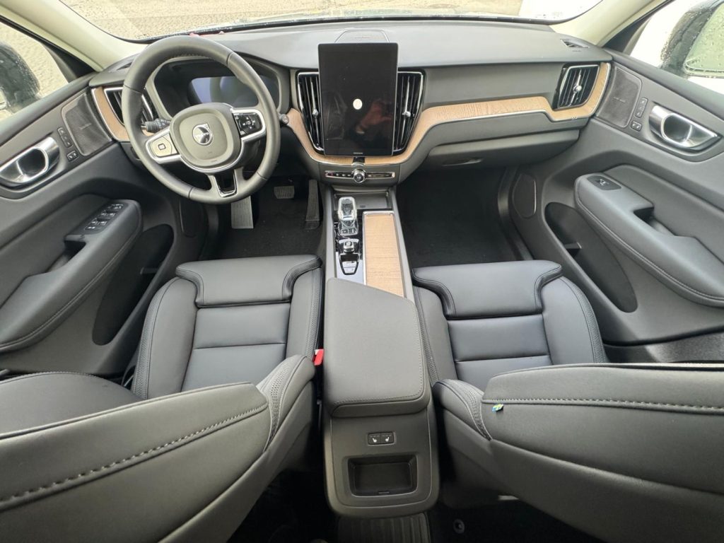 VOLVO XC60 T6 Plug-in hybrid AWD automatico Plus Dark - Grid Foto 10