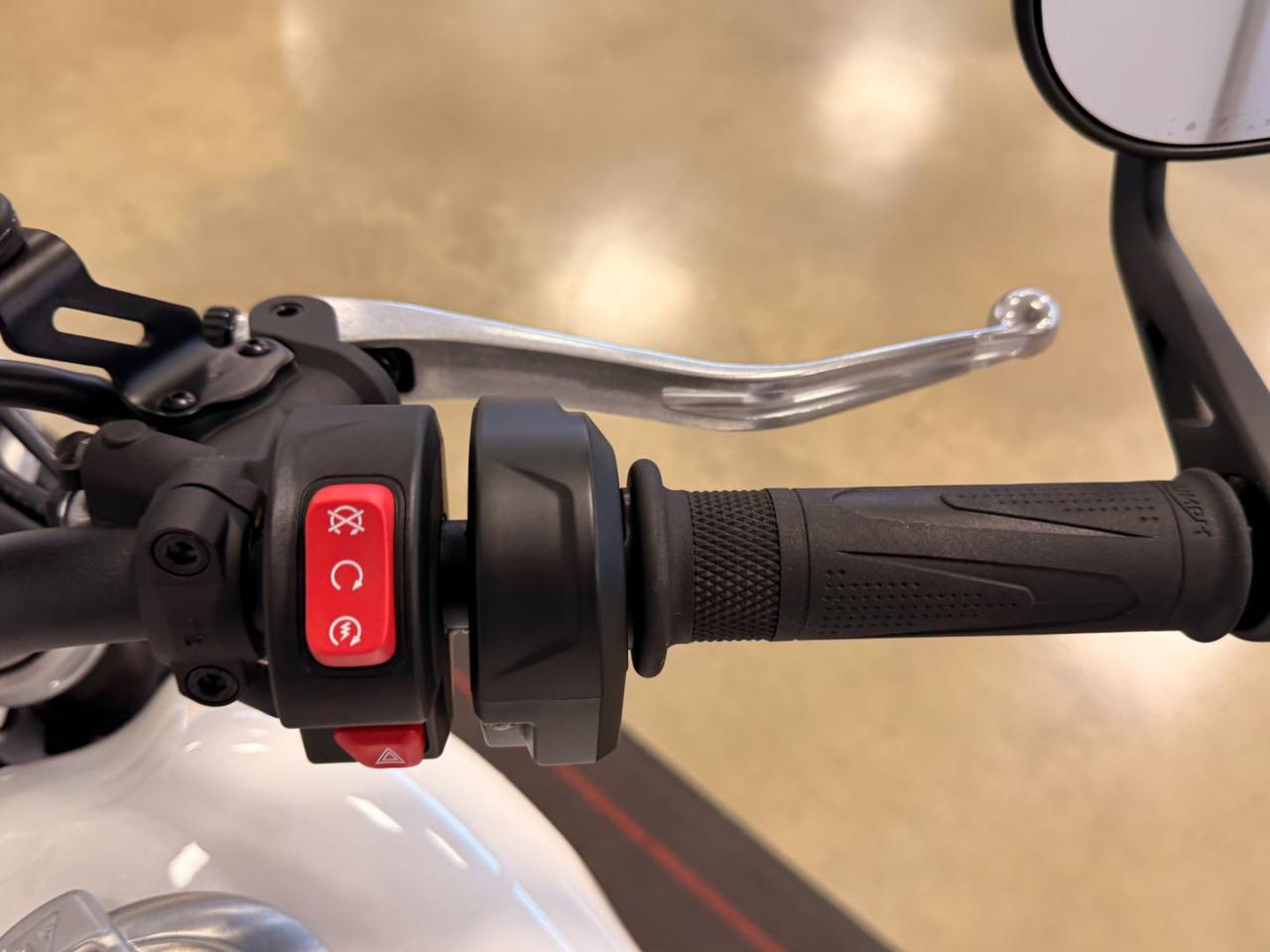 TRIUMPH Speed Twin 1200 - 11