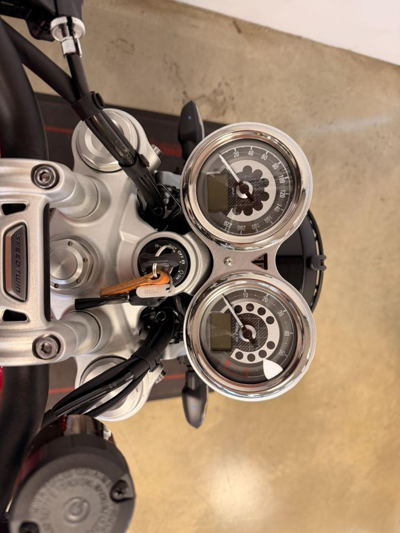 TRIUMPH Speed Twin 1200 - 14
