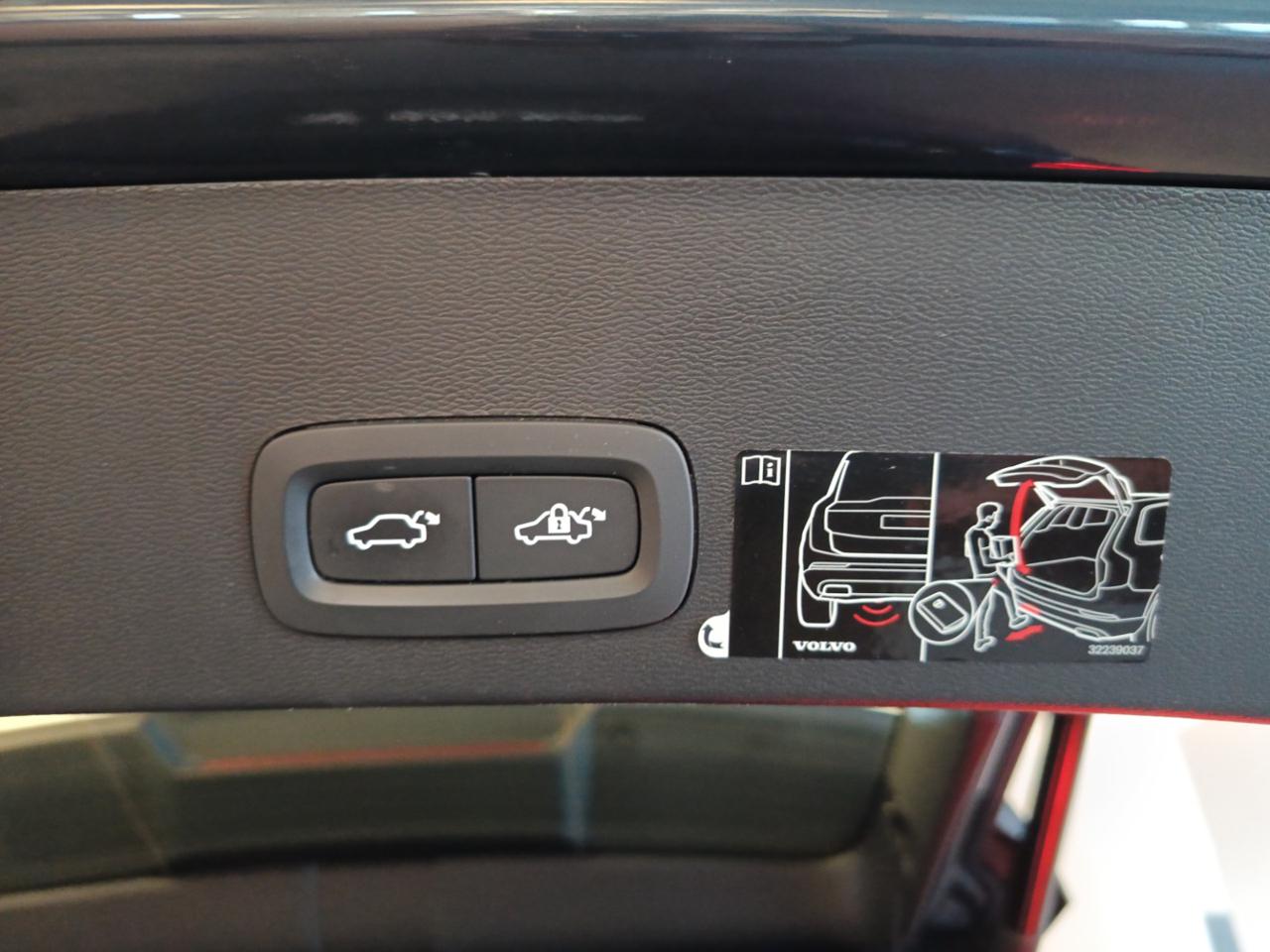 VOLVO XC40 T2 Automatico Momentum - 11