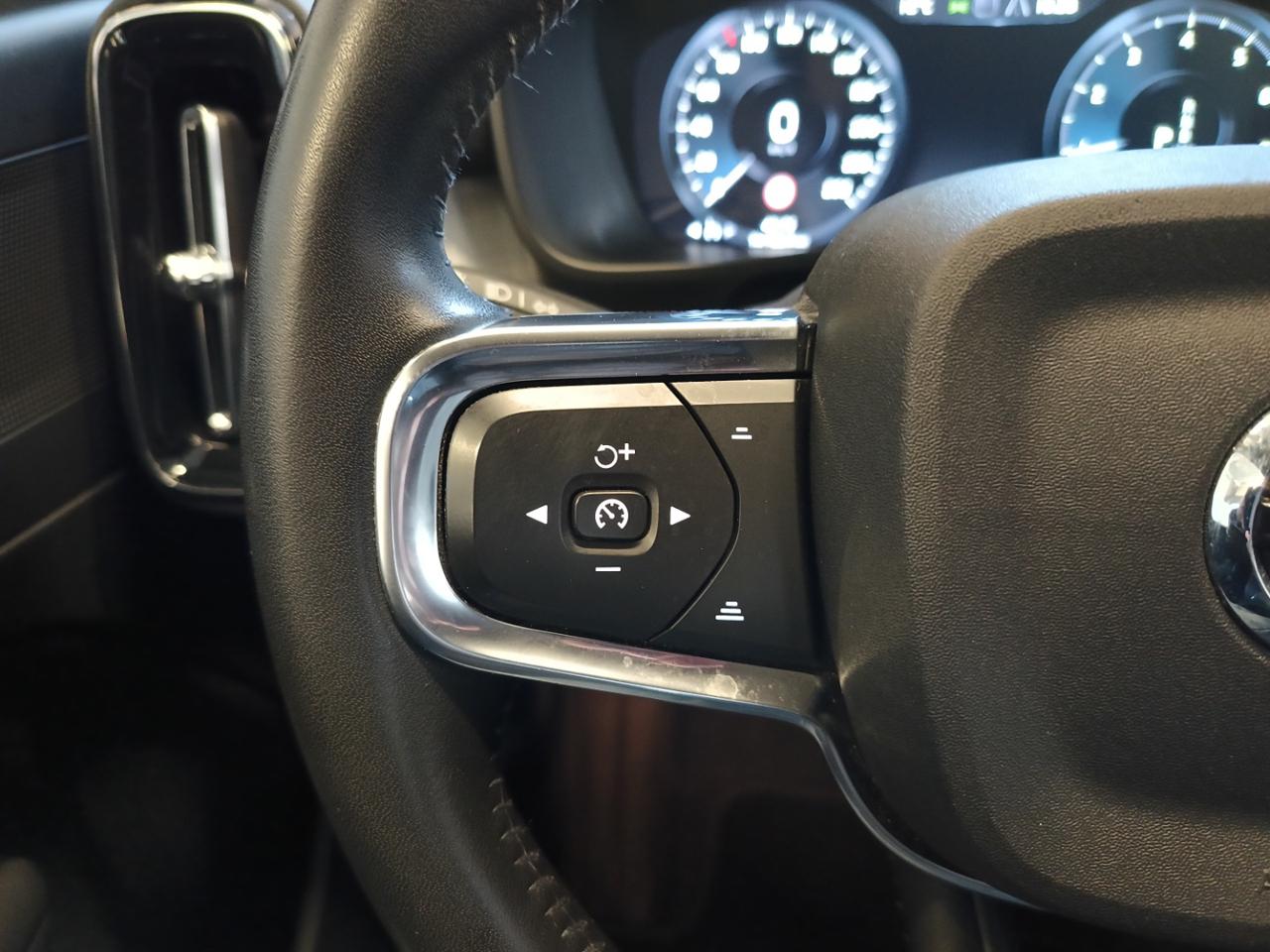 VOLVO XC40 T2 Automatico Momentum - 16