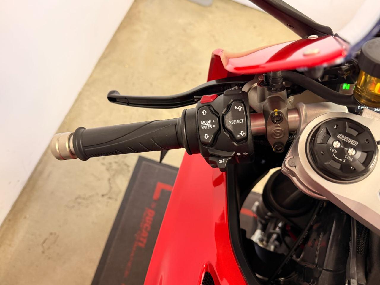 DUCATI Panigale V4 RED MY 2024 - 11