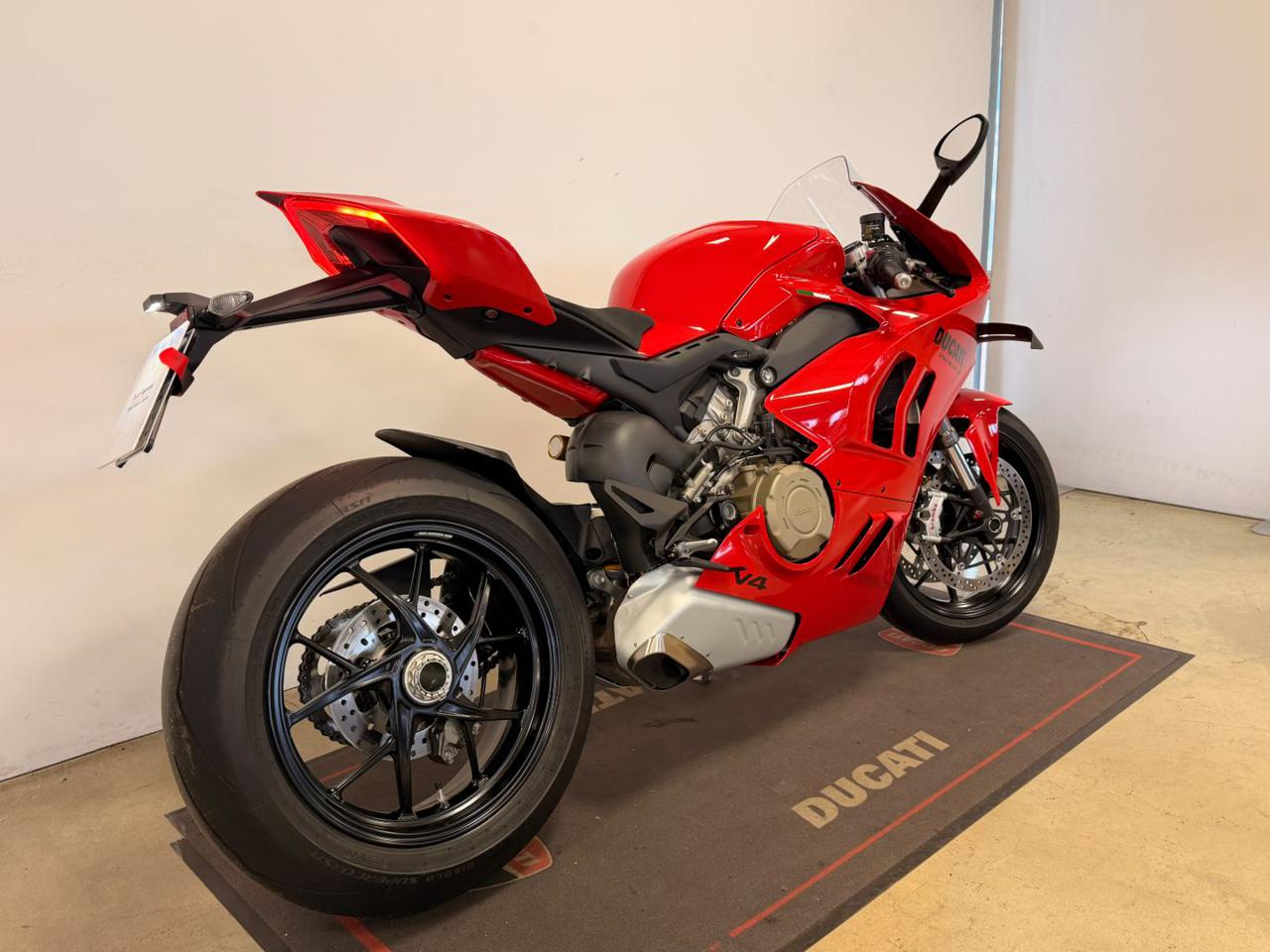 DUCATI Panigale V4 RED MY 2024 - 7
