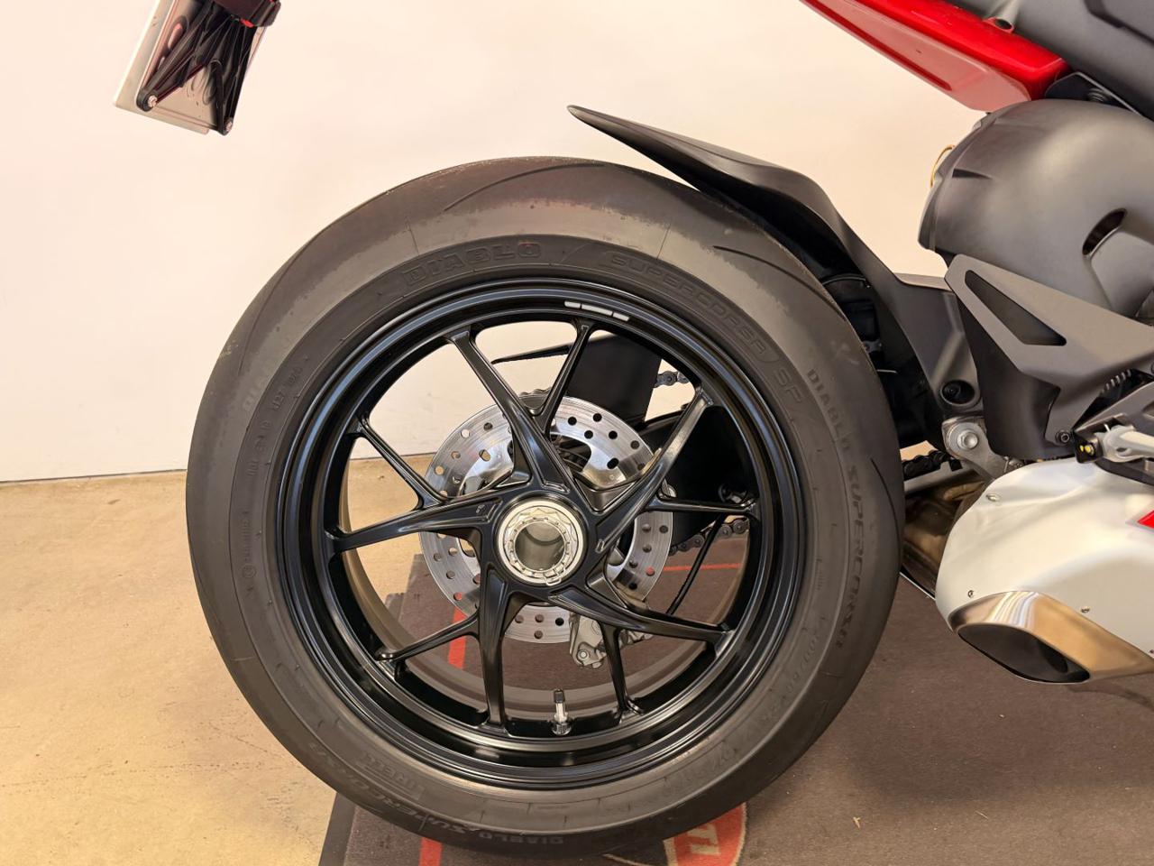 DUCATI Panigale V4 RED MY 2024 - 6